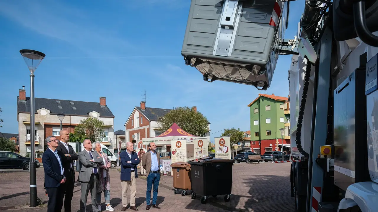 El consejero de Medio Ambiente, Roberto Media, y el alcalde, Javier López Estrada, entre otros, en el acto de inicio de recogida del contenedor marrón en Torrelavega