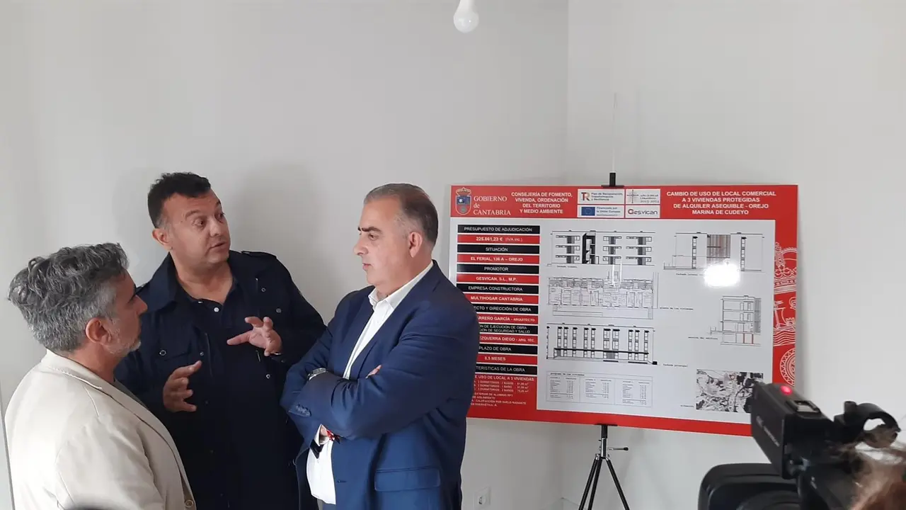 El alcalde y el consejero durante la presentación de las viviendas una vez concluidas las obras