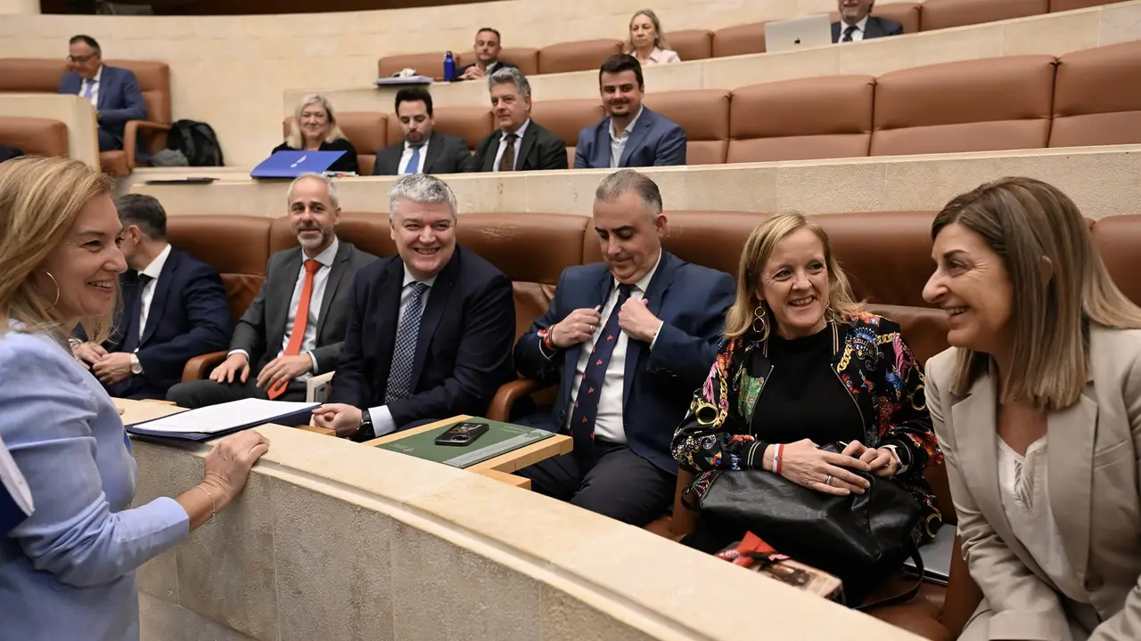La presidenta de Cantabria, María José Sáenz de Buruaga, junto a varios consejeros y a la presidenta del Parlamento, María José González Revuelta, al inicio del pleno de aprobación de los Presupuestos Generales de Cantabria