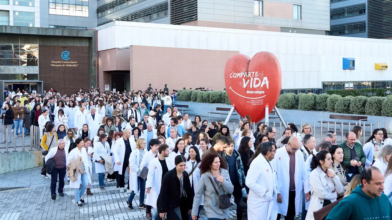 Decenas de médicos durante una concentración convocada por el Sindicato Médico contra el Estatuto Marco propuesto por el Ministerio de Sanidad