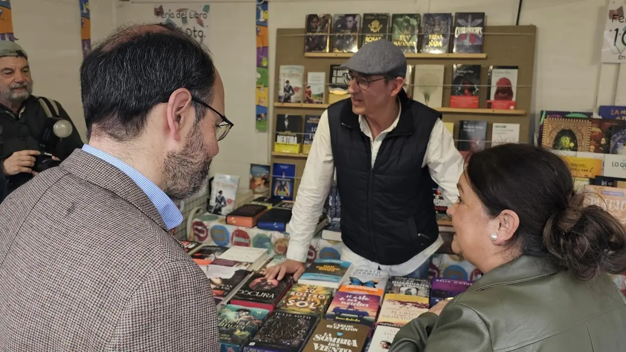 Los concejales José Luis Urraca y Esther Vélez en la inauguración de la Feria del Libro 'Libreando' 