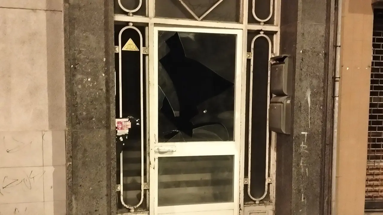 Portal del edificio que intentaron okupar en la calle Lasaga Larreta