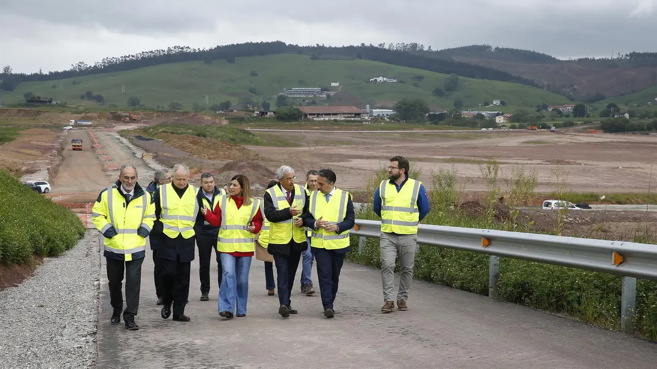 Archivo - La presidenta de Cantabria, María José Sáenz de Buruaga, visita las obras del centro logístico de La Pasiega. 