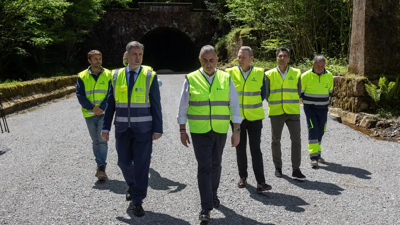 Visita de los consejeros de Turismo y Fomento a las obras de la vía verde de La Engaña 