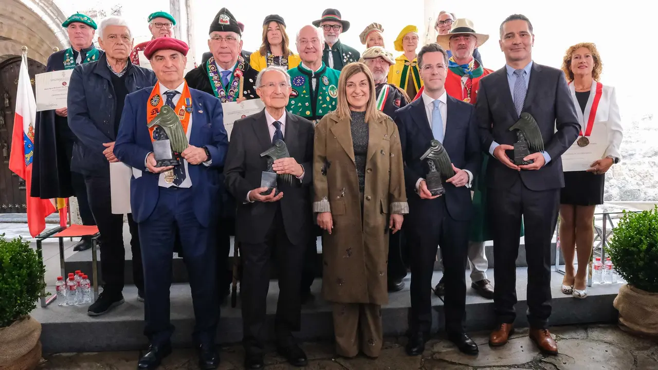 Foto de familia de los galardonados en los Premios Beato de Liébana 