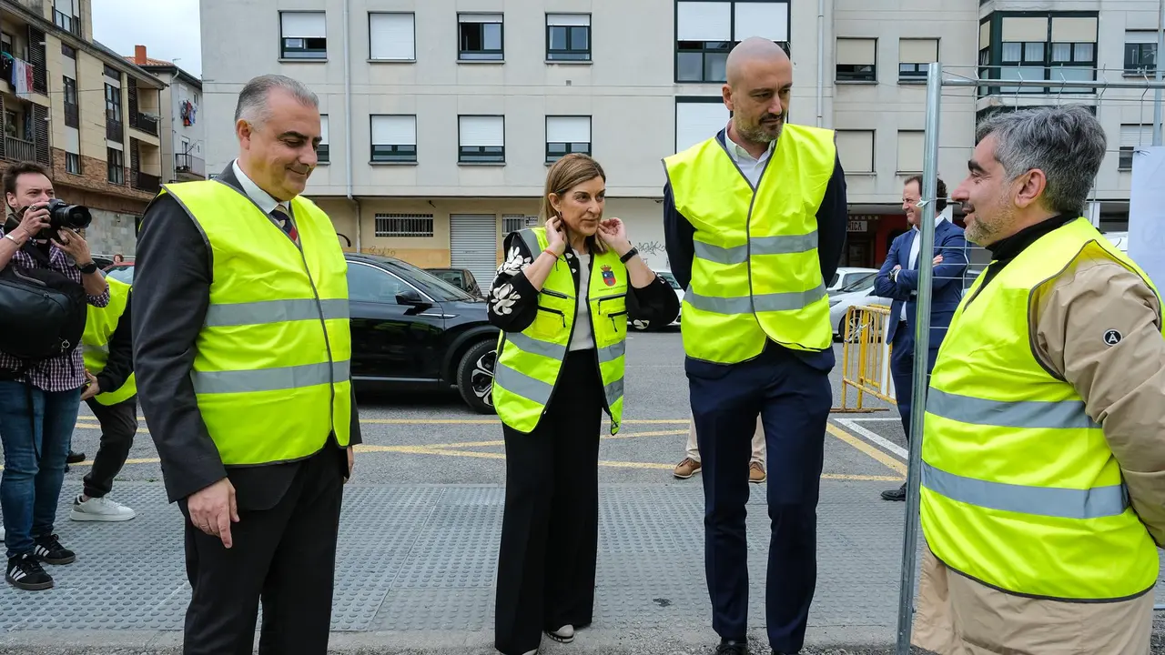 La presidenta de Cantabria, María José Sáenz de Buruaga, y el alcalde de Torrelavega, Javier López Estrada, en el acto de inicio de las obras de construcción de 15 viviendas públicas en El Zapatón 