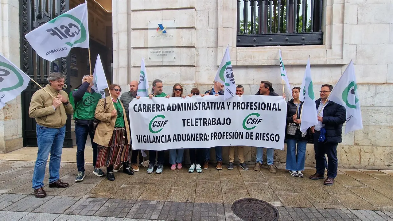 Concentración ante la sede de la AEAT para reclamar mejoras laborales, como que la vigilancia aduanera sea profesión de riesgo 