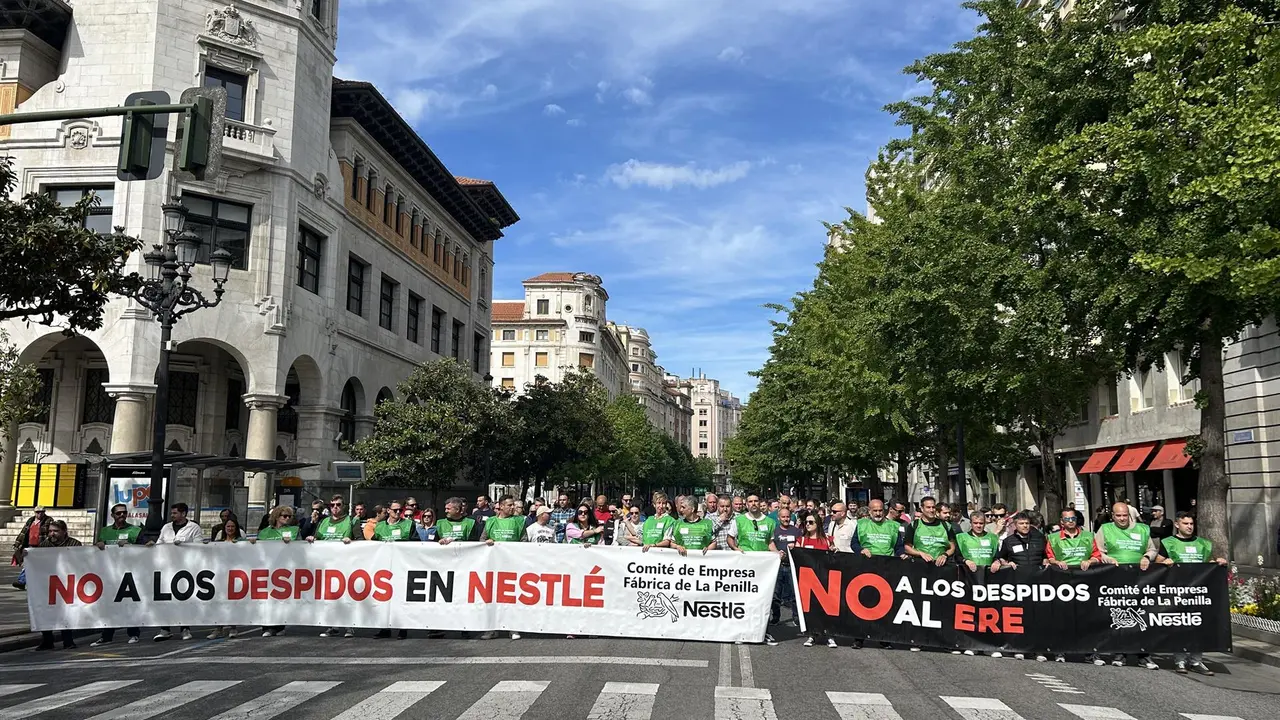 Los trabajadores de Nestlé se concentran frente a la Delegación contra el ERE. 