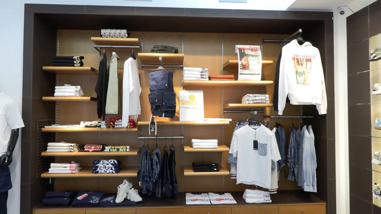Archivo - Expositor en una tienda de ropa.