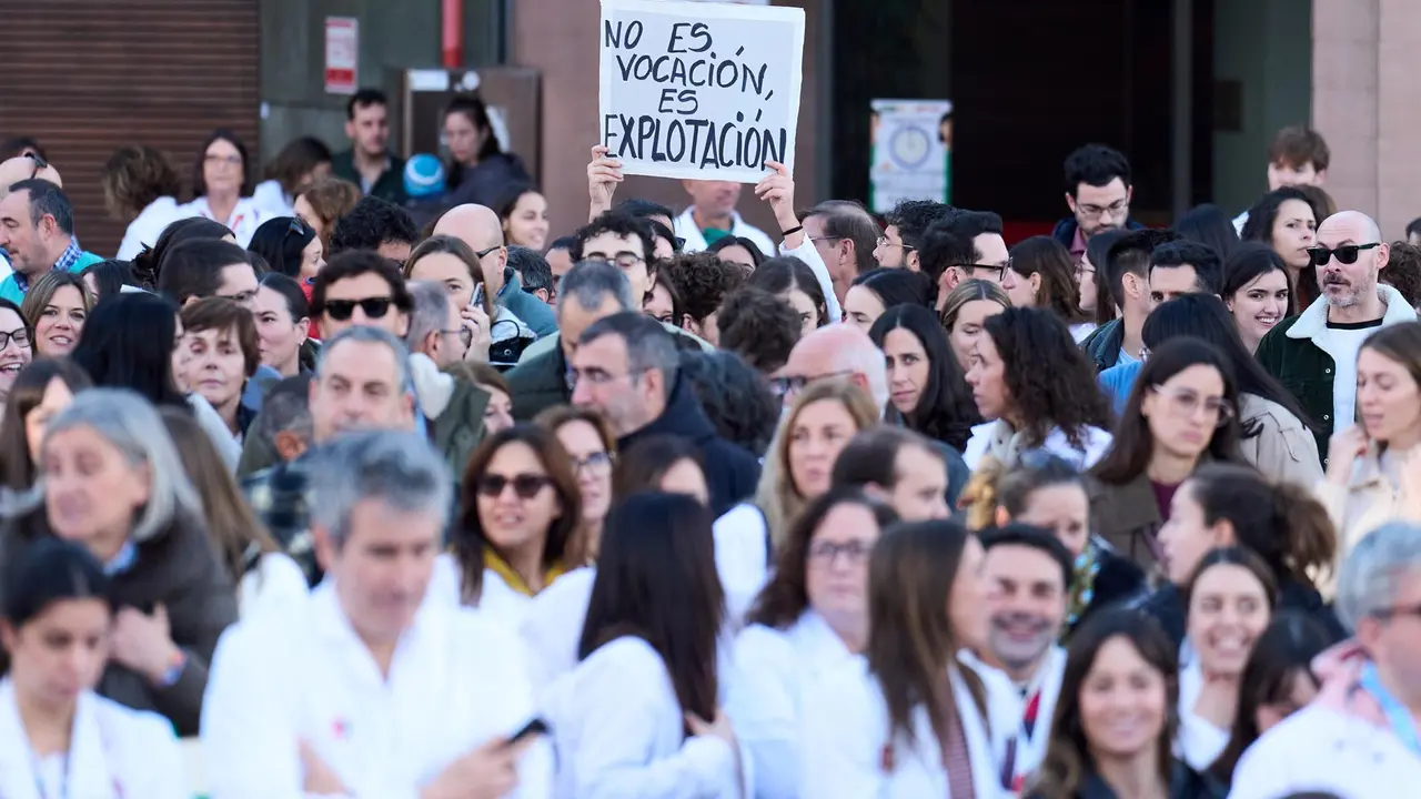 Archivo - Imagen de archivo de una de las concentraciones de médicos en Santander 
