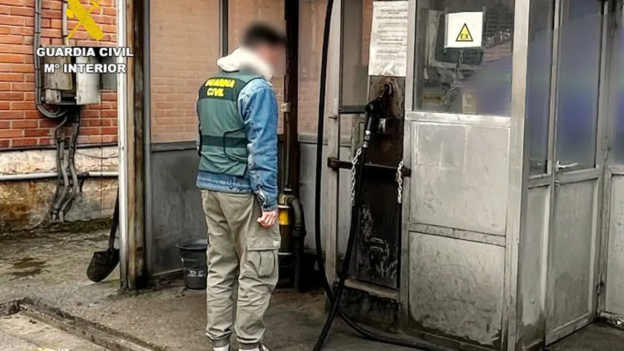 Equipo Roca de la Compañía de Torrelavega inspeccionando el surtidor desde donde se sustrajo el gasoil 