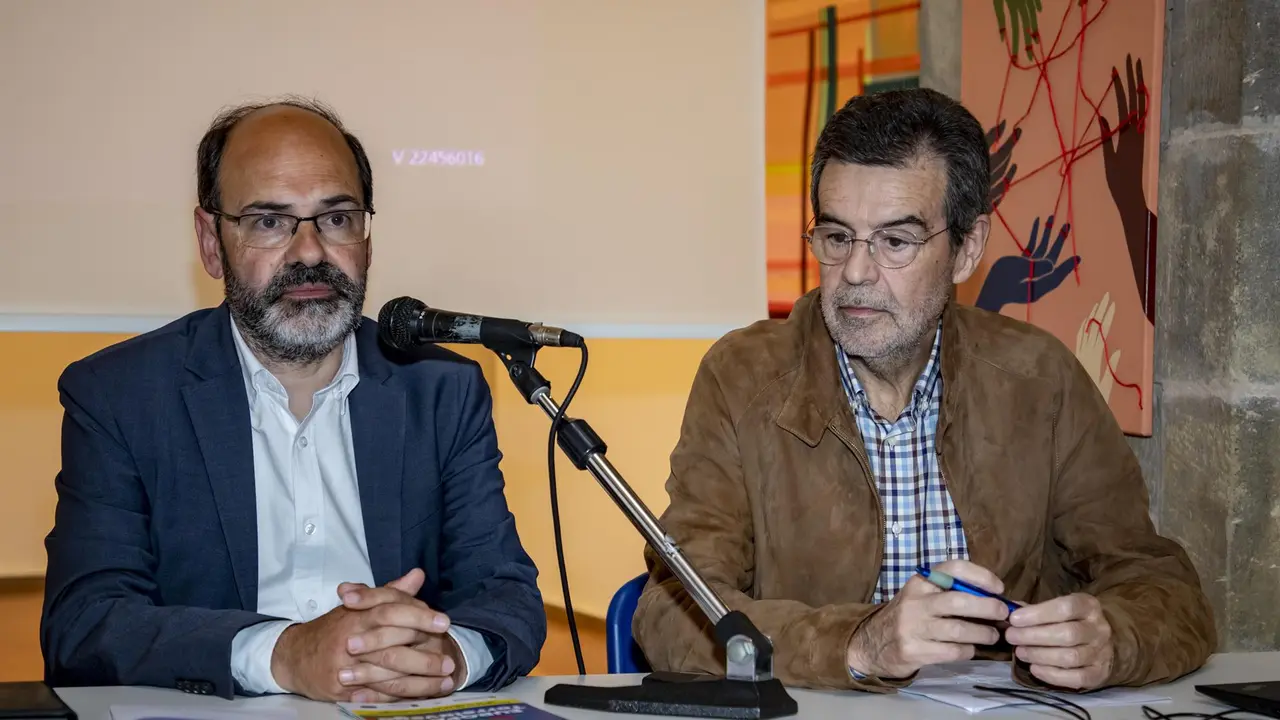 El secretario general del PSOE de Torrelavega, José Luis Urraca, y el portavoz de la Plataforma en Defensa de la Unión Europea en Cantabria, Ángel Agudo 