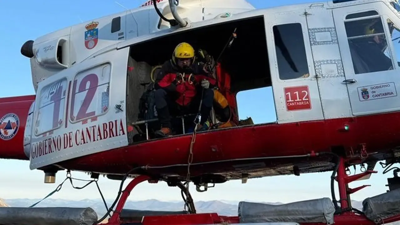Archivo - Helic&oacute;ptero del Gobierno de Cantabria.-ARCHIVO