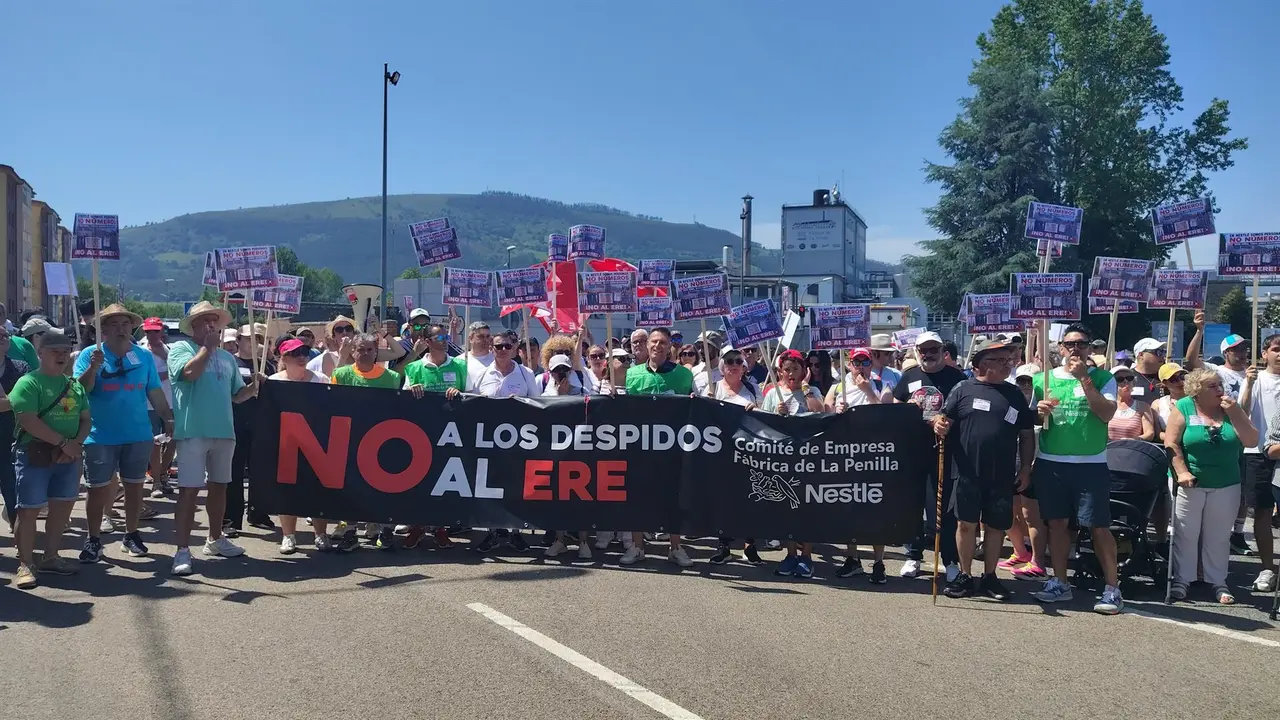 Miles de personas marchan en Cayón en contra del ERE en Nestlé- %22La Penilla se defiende%22 