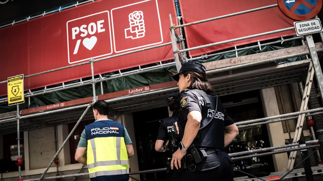 Agentes de la Policía Nacional en la sede nacional del PSOE en Ferraz, a 27 de mayo de 2026, en Madrid (España). 