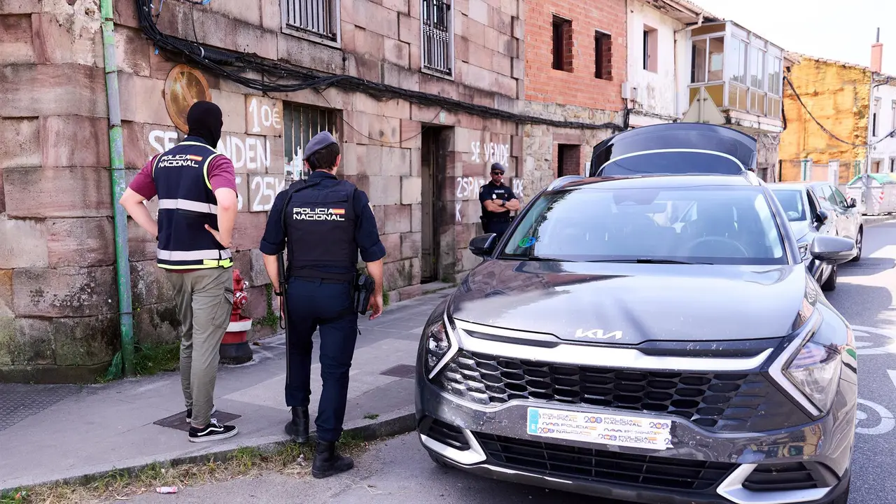 Agentes de Policía Nacional durante una operación policial 