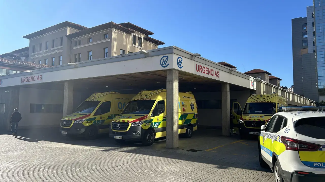 Archivo - Ambulancias en Urgencias del Hospital Valdecilla. 