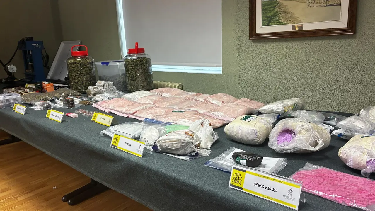 Dinero, droga y armas incautadas por la Guardia Civil en la operación 'Kidbus'. 