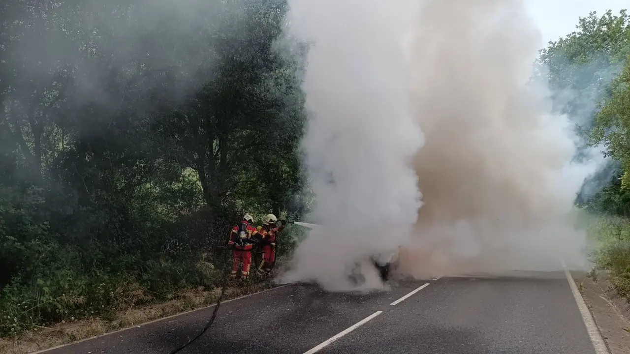 Un vehículo se incendia en Hazas de Cesto 