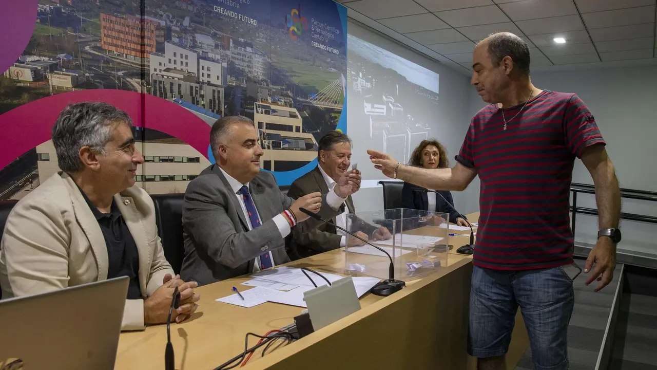 Sorteo de las tres VPO de Orejo (Marina de Cudeyo) celebrado en el salón de actos del Parque Científico y Tecnológico de Cantabria (PCTCAN) 