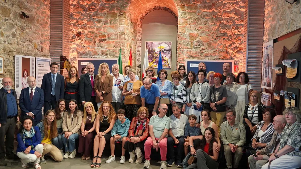 Acto de entrega de los restos de tres cántabros asesinados durante la Guerra Civil a sus familias en Castro 