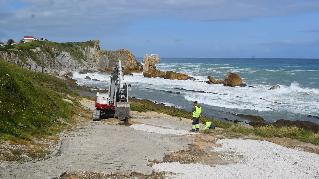 Obras de reparación en la playa de La Arnía. 