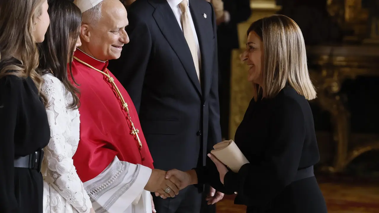 La presidenta de Cantabria, María José Sáenz de Buruaga (d), saluda al papa León XIV en presencia del rey Felipe VI, durante el tradicional besamanos que ha tenido lugar en el Salón del Trono del Palacio Real 