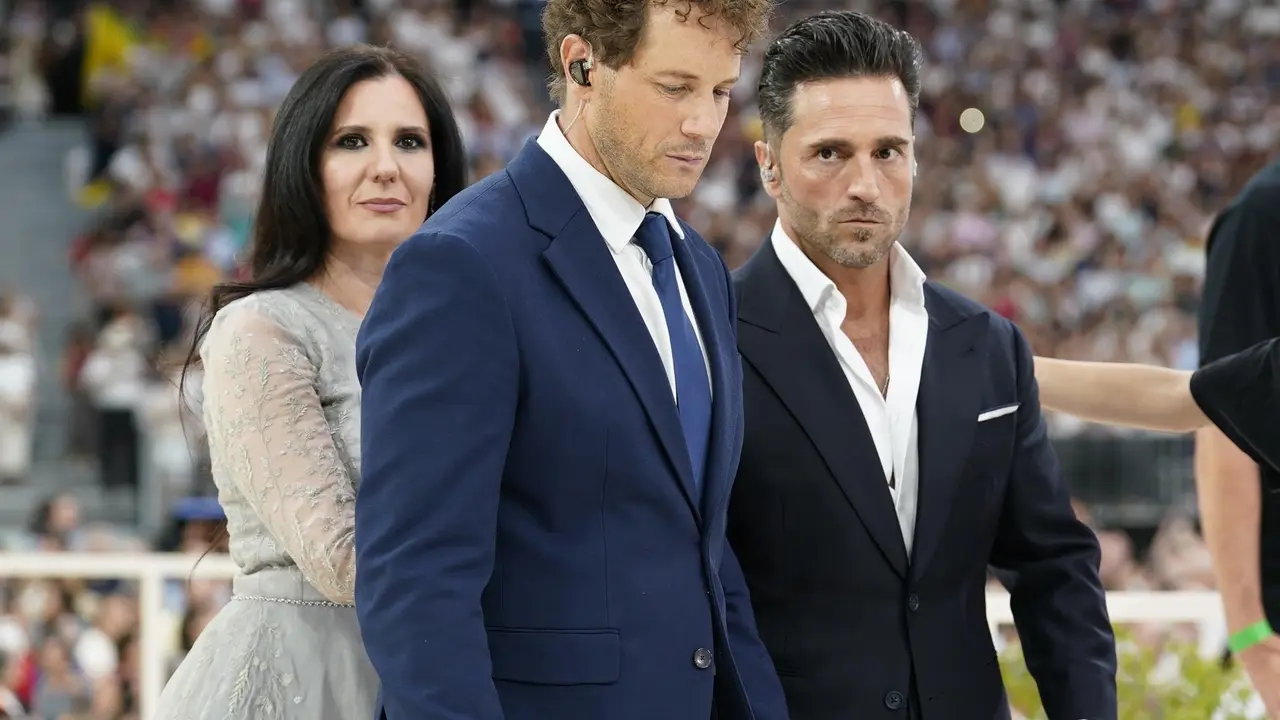 Los cantantes Daniel Diges David Bustamante y Diana Navarro durante el encuentro del Papa León XIV con la comunidad diocesana, en el Estadio Bernabéu 