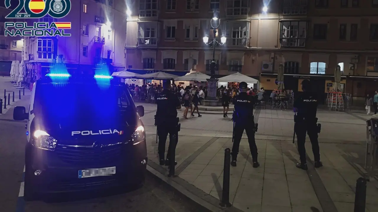 Policía Nacional en la zona de ocio de Santander 