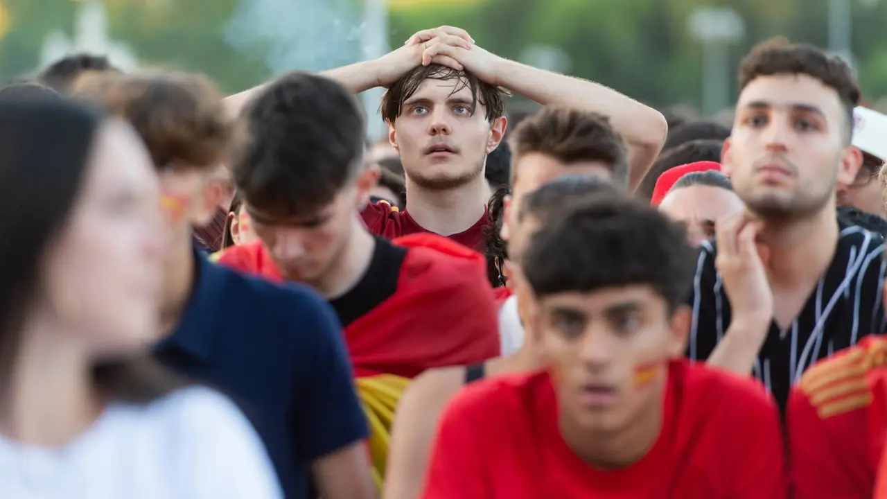 Archivo - Aficionados españoles presentacian la proyección de un partido de la selección española. Archivo 
