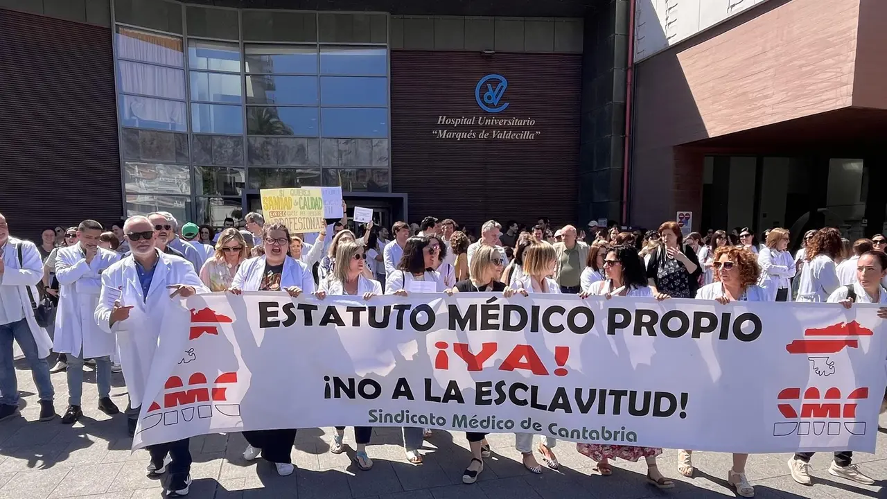 Concentración de médicos en Valdecilla el jueves, 21 de mayo, para reivindicar un Estatuto Marco propio para la profesión. Foto de archivo 