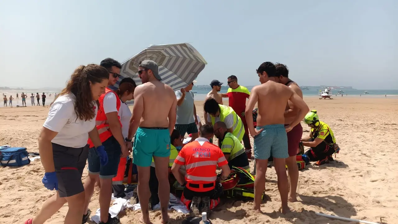 Imagen de la actuación de los socorristas en la playa de Loredo 