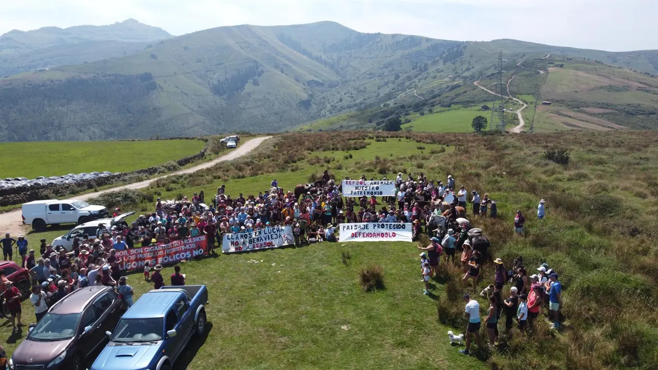 Archivo - Protestas en contra del parque eólico Benavieja 