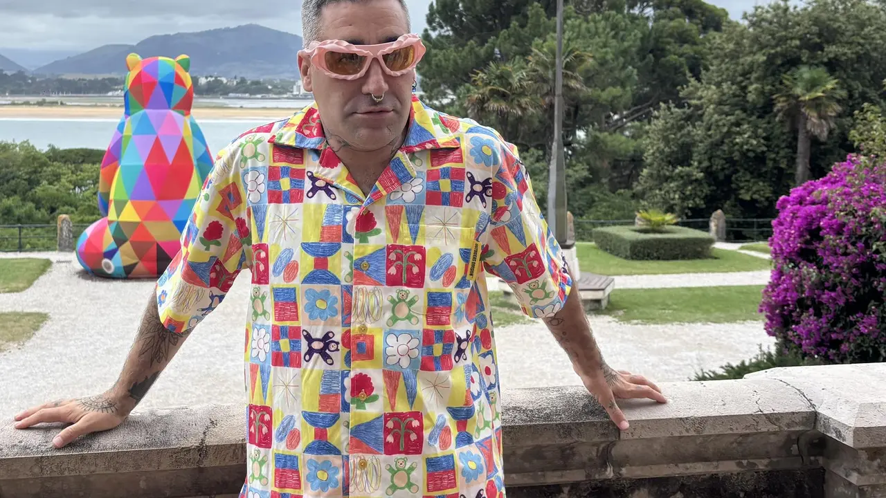 Okuda presenta tres obras en la UIMP y reclama tener una escultura permanente en el Palacio de La Magdalena 