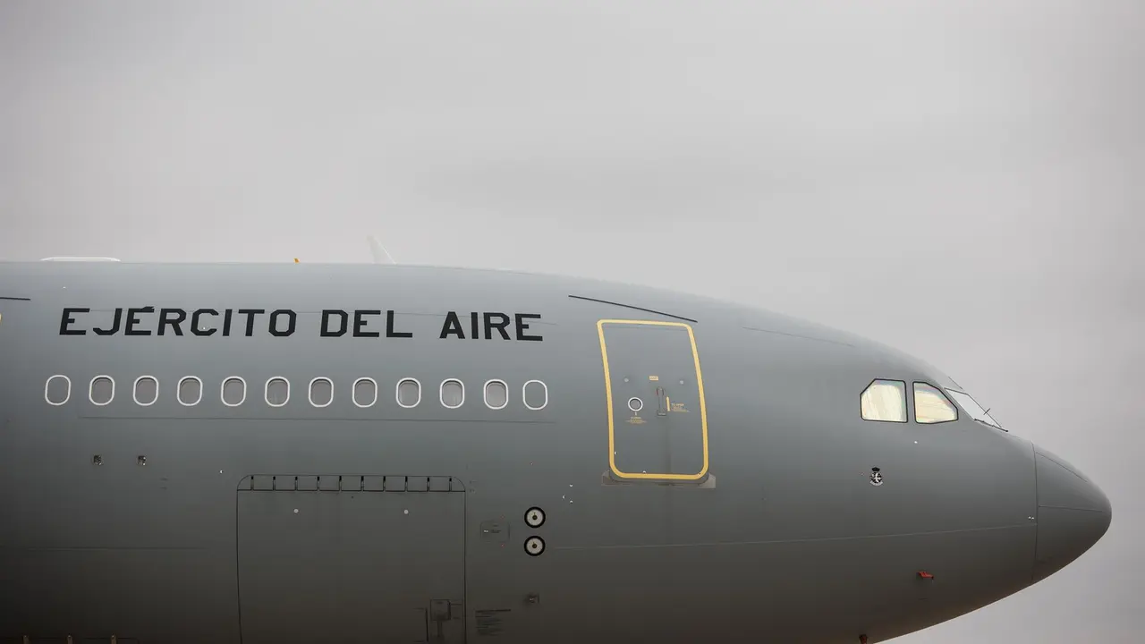 Un Airbus A330 durante la presentación del logo que se ha diseñado con motivo del X aniversario de la proclamación del Rey.