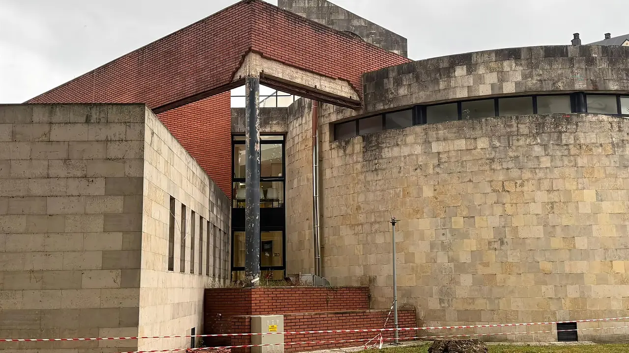 Se desprende parte de la fachada del centro de salud de Medio Cudeyo 