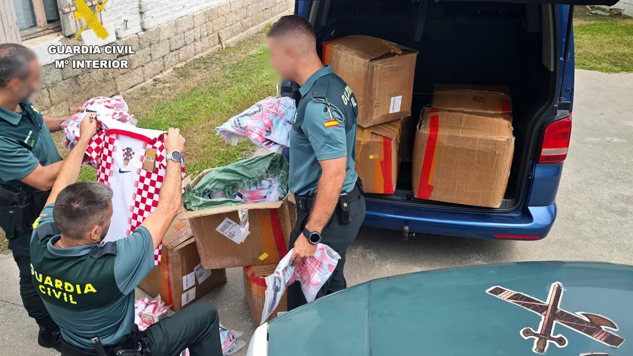 Intervenidas en junio en Cantabria cerca de 4.000 camisetas de fútbol importadas de forma irregular 