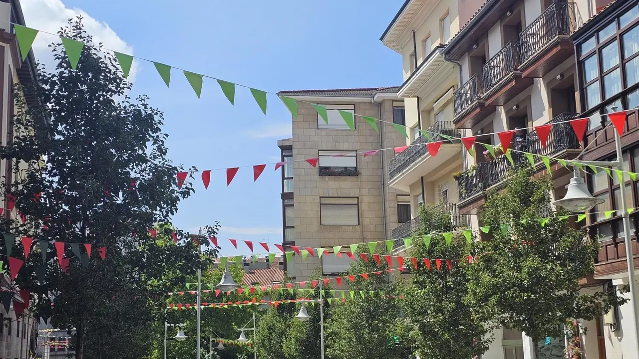 Instalación de banderines en Torrelavega