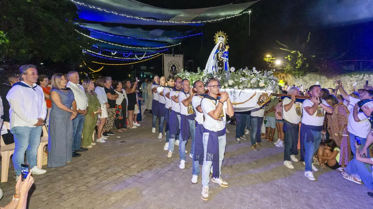 La presidenta de Cantabria, María José Sáenz de Buruaga, en la procesión del Carmen de Revilla de Camargo 