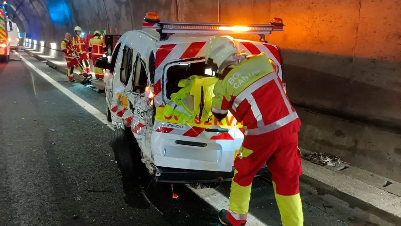 Imagen del vehículo de mantenimiento de carreteras tras el accidente 