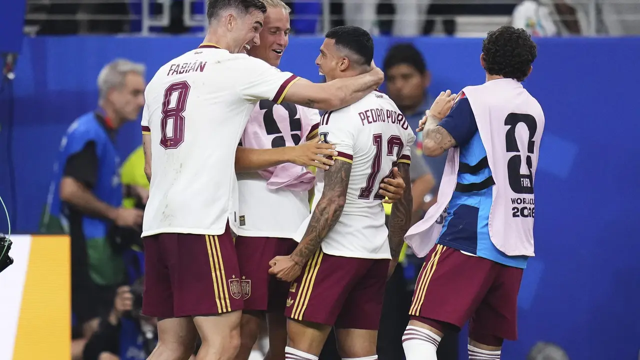La selección española de fútbol celebrando un gol.