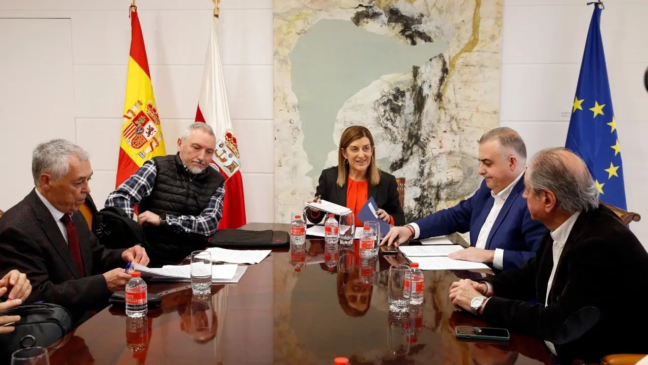 Imagen de archivo de una reunión de la presidenta Buruaga con representantes de AMA.