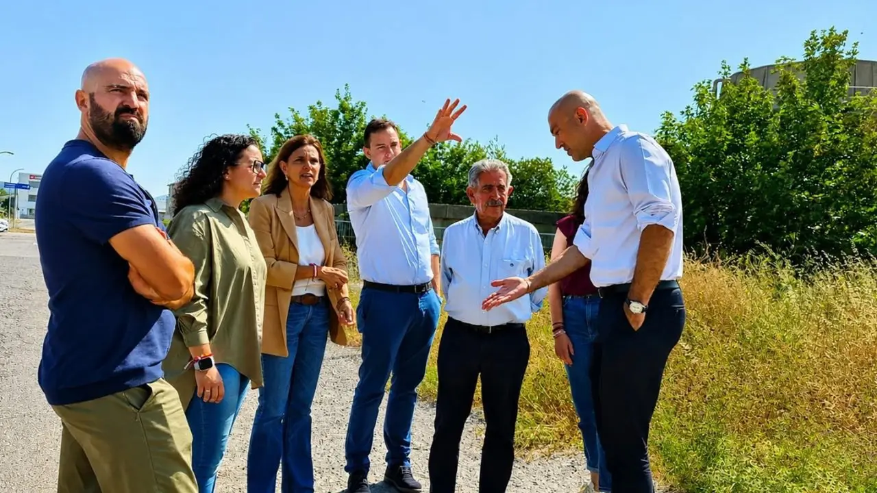 Los representantes del PRC con el empresario Jesús Mediavilla junto a la parcela donde pretende ampliar Mecánica Brañosera 