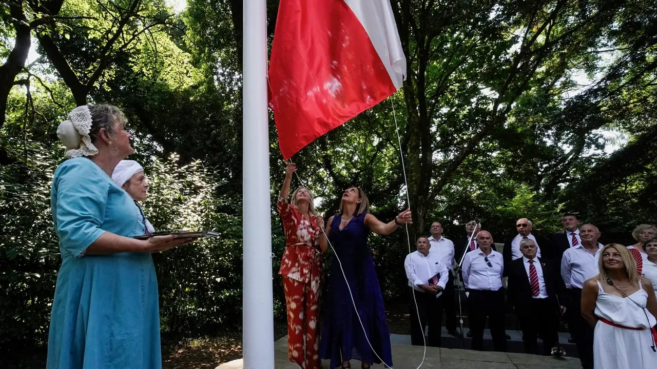 Buruaga y González Revuelta izan la bandera de Cantabria en Puente San Miguel 