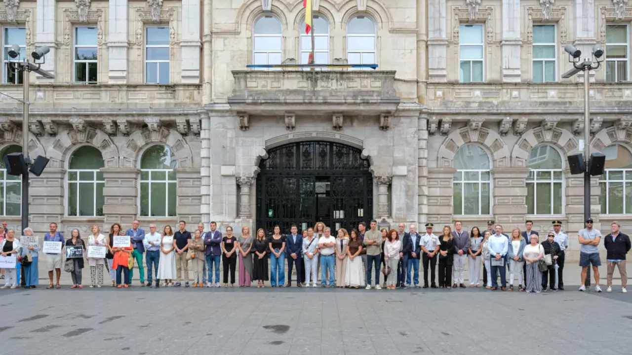 10:00 horas. Plaza del Ayuntamiento de Santander. La presidenta de Cantabria, Mar&iacute;a Jos&eacute; S&aacute;enz de Buruaga, asiste a la concentraci&oacute;n de condena por presunto homicidio por violencia de g&eacute;nero en Santander. 1 de agosto de 2026 &copy; Ra&uacute;l Lucio