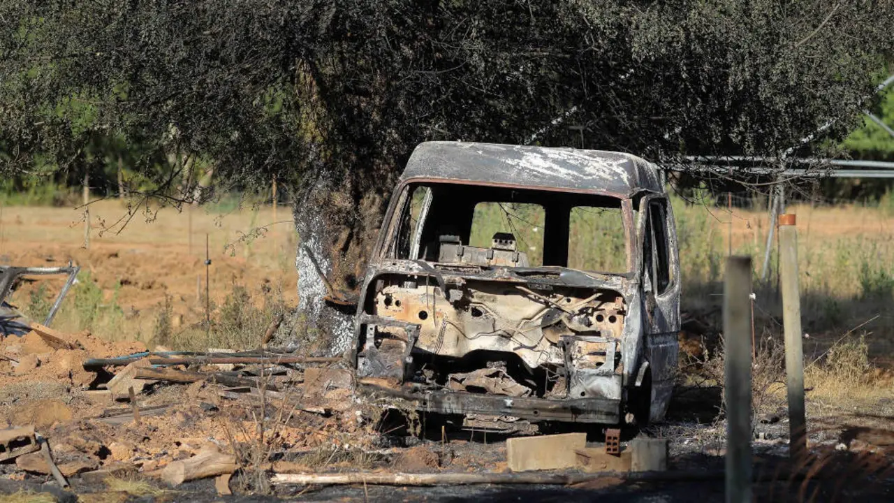 Un vehículo calcinado tras un incendio forestal, a 31 de julio de 2026, en Veguellina, León, Castilla y León (España) 
