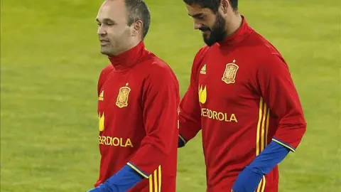 Iniesta entrena con normalidad; Del Bosque insiste en probar con dos puntas