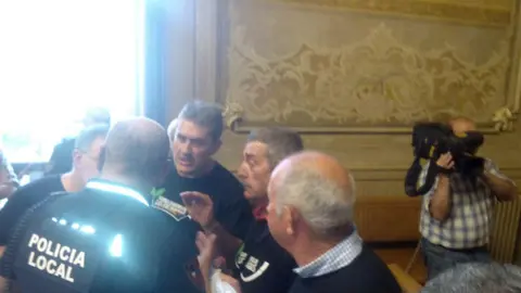 Uno de los momentos tensos del pleno de Torrelavega
