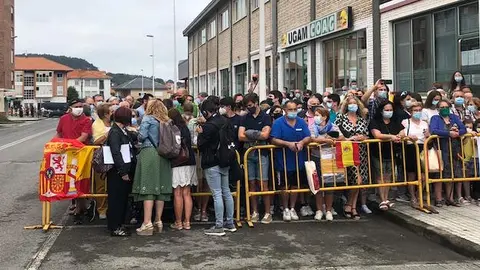 Gente esperando la llegada de los Reyes a Torrelavega