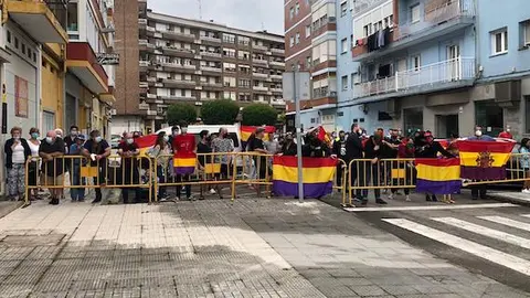 Gente a la salida del Mercado portando banderas republicanas en contra de la visita de los Reyes